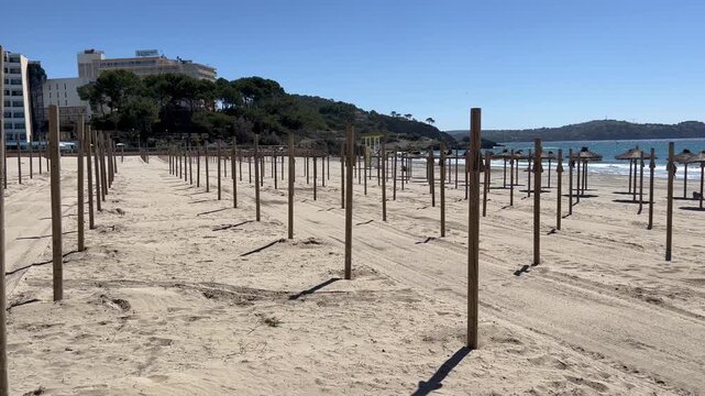 End of season / beginning of season, beach umbrellas are being set up / taken down on the beach, Santa Ponsa, Calvia, Mallorca