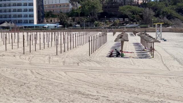 End of season / beginning of season, beach umbrellas are being set up / taken down on the beach, Santa Ponsa, Calvia, Mallorca