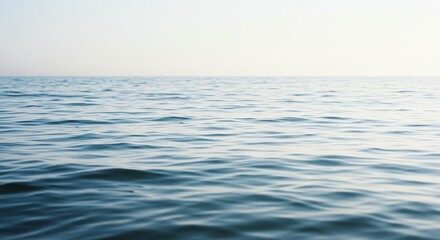 Obraz premium Ocean surface with gentle waves and clear sky