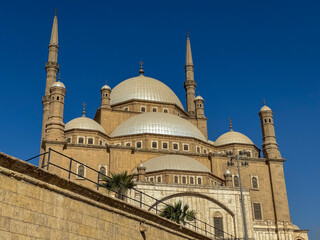 Obraz premium Mosque of Muhammad Ali in Cairo under Deep Blue Sky