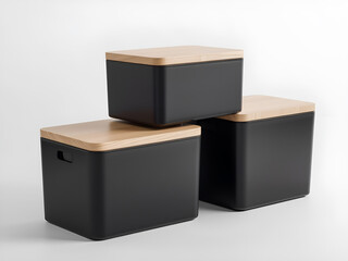 Set kotak penyimpanan hitam minimalis dengan tutup kayu di latar belakang putih, mewakili dekorasi rumah modern yang bersih