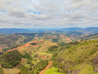 Imagem a&eacute;rea do Circuito Caravaggio em Santa Teresa, mostrando a rampa do Caravaggio e a Igreja de Nossa Senhora do Caravaggio, bem como o vale ao redor nessa linda regi&atilde;o de turismo rural do ES.