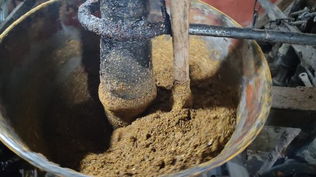 Oil Mill Expeller Grinding Brown Seeds or Spices into Powder or Cake
