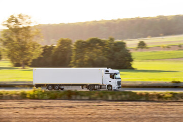 LKW auf der Autobahn 12
