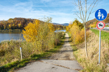 Fahrradweg am Ufer des Drachensees bei Furth im Wald im Spätherbst