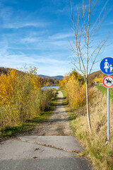 Fahrradweg am Ufer des Drachensees bei Furth im Wald im Spätherbst