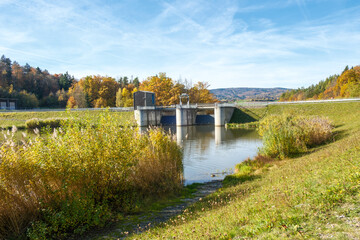 Staumauer des Hochwasserspeichers Drachensee bei Furth im Wald im Spätherbst