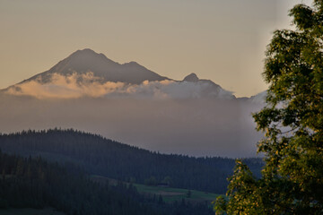 Tatry o świcie, mgła i chmury nad górskimi szczytami oraz leśnymi wzgórzami, nastrojowy poranek © Przemysaw