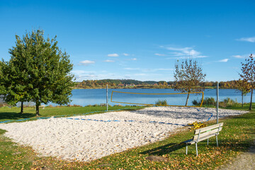 Verlassener Volleyballplatz am Drachensee bei Furth im Wald im Spätherbst