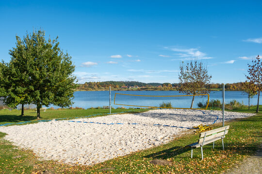 Verlassener Volleyballplatz am Drachensee bei Furth im Wald im Sp&auml;therbst