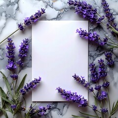 Draufsicht auf ein rechteckiges, weißes, leeres Blatt in Hochformat mit Lavendel im Hintergrund. Mockup für Düfte