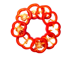 Tranches de Poivron Rouge en Rondelles Dispos&eacute;es en Cercle, Vue de Dessus, Isol&eacute;es sur Fond Blanc