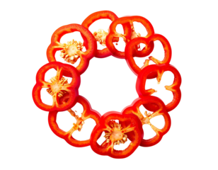 Tranches de Poivron Rouge en Rondelles Disposées en Cercle, Vue de Dessus, Isolées sur Fond Blanc