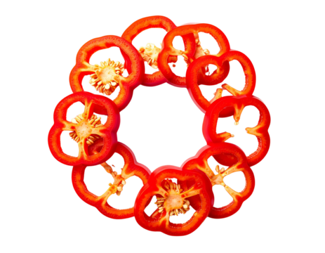 Tranches de Poivron Rouge en Rondelles Disposées en Cercle, Vue de Dessus, Isolées sur Fond Blanc