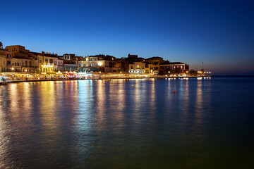 Obraz premium Tavernas and houses in the harbor of Chania on the island of Crete at night