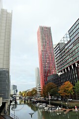 Innenstadt und Hafen von Rotterdam in den Niederlanden.