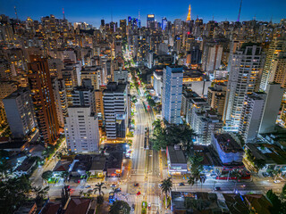 Fotografia noturna aérea dramática da região dos Jardins e Itaim Bibi em São Paulo, Capital. Brasil 2025.