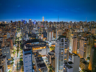 Fotografia noturna aérea dramática da região dos Jardins e Itaim Bibi em São Paulo, Capital. Brasil 2025.