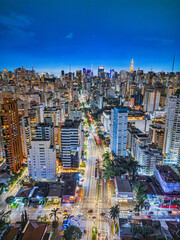 Fotografia noturna aérea dramática da região dos Jardins e Itaim Bibi em São Paulo, Capital. Brasil 2025.