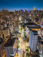 Fotografia noturna aérea dramática da região dos Jardins e Itaim Bibi em São Paulo, Capital. Brasil 2025.