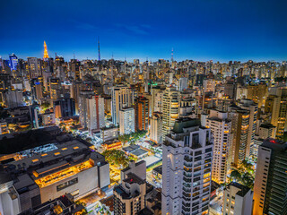 Fotografia noturna aérea dramática da região dos Jardins e Itaim Bibi em São Paulo, Capital. Brasil 2025.