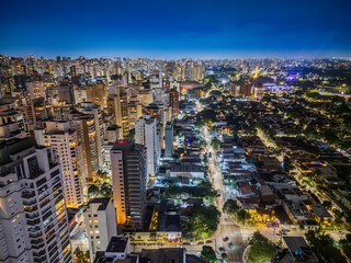 Fotografia noturna aérea dramática da região dos Jardins e Itaim Bibi em São Paulo, Capital. Brasil 2025.