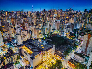 Fotografia noturna aérea dramática da região dos Jardins e Itaim Bibi em São Paulo, Capital. Brasil 2025.