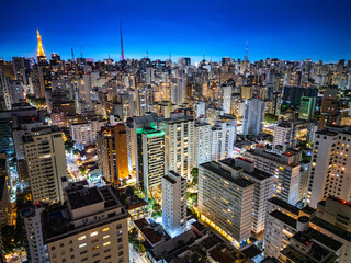 Fotografia noturna aérea dramática da região dos Jardins e Itaim Bibi em São Paulo, Capital. Brasil 2025.
