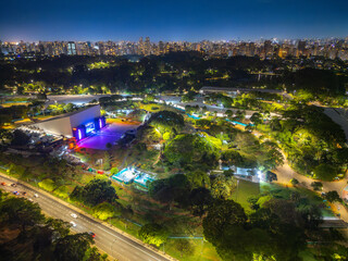 Fotografia noturna aérea dramática da região dos Jardins e Itaim Bibi em São Paulo, Capital. Brasil 2025.