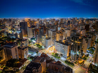 Fotografia noturna aérea dramática da região dos Jardins e Itaim Bibi em São Paulo, Capital. Brasil 2025.