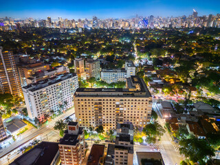 Fotografia noturna aérea dramática da região dos Jardins e Itaim Bibi em São Paulo, Capital. Brasil 2025.