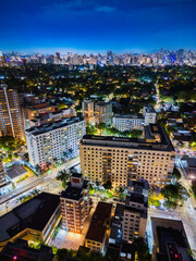 Fotografia noturna aérea dramática da região dos Jardins e Itaim Bibi em São Paulo, Capital. Brasil 2025.