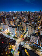 Fotografia noturna aérea dramática da região dos Jardins e Itaim Bibi em São Paulo, Capital. Brasil 2025.