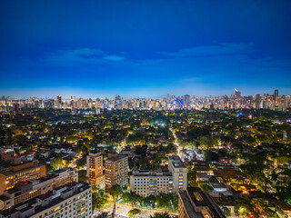 Fotografia noturna aérea dramática da região dos Jardins e Itaim Bibi em São Paulo, Capital. Brasil 2025.