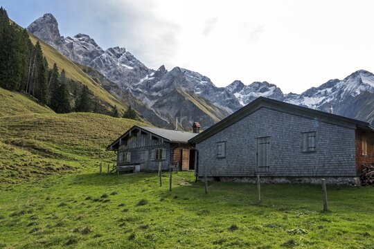 Hintere Ein&ouml;dsberg-Alpe, behind mountains of the Allg&auml;u Alps with Trettachspitze, M&auml;delegabel, Hochfrottspitze, Wilder Mann and Linkerskopf, Ein&ouml;dsbach, Oberstdorf, Oberallg&auml;u, Bavaria Germany