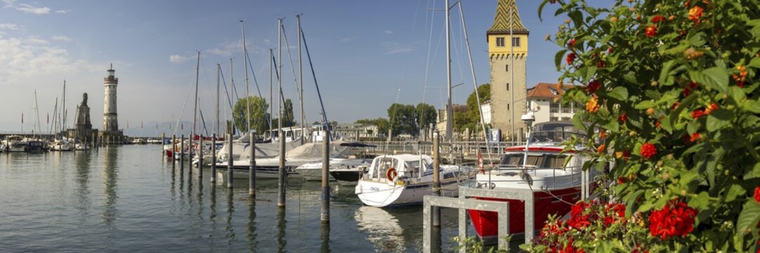 Harbour with Bavarian Lion, lighthouse and tower Mangturm, Lindau, Lake Constance, Bavaria, Germany