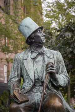 Poet and writer Hans Christian Andersen, bronze sculpture by Henry Luckow-Nielsen, Hans Christian Andersen's Boulevard, Copenhagen, Denmark