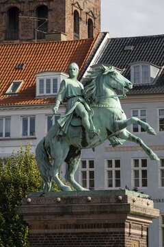 Monument, bronze sculpture, equestrian statue of Absalon of Lund, Bishop of Roskilde, by Vilhelm Bissen, H&oslash;jbro Plads, Copenhagen, Denmark