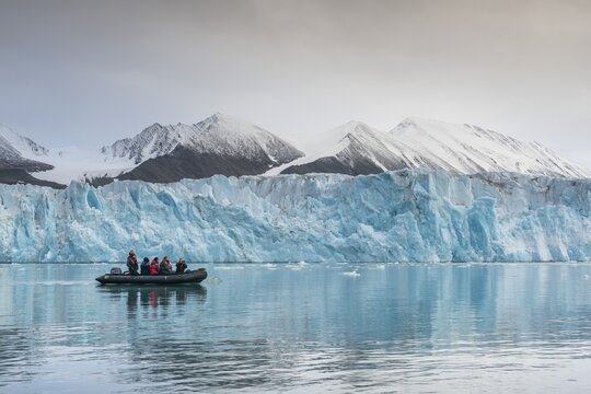 Rubber dinghy with tourists, glacier edge of Monacobreen, Liefdefjord, Woodfjord area, Spitsbergen Island, Svalbard and Jan Mayen archipelago, Norway