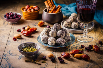 Homemade paleo energie balls, gluten and sugar free snacj for Christmas