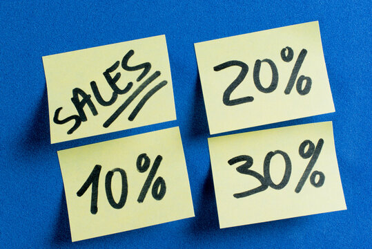 Nota adhesiva con inscripci&oacute;n rebajas 10%, 20% y 30%