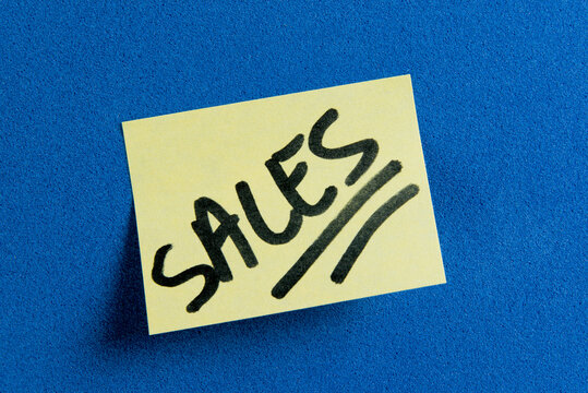 Nota adhesiva con inscripci&oacute;n rebajas