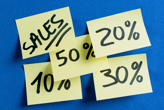 Nota adhesiva con inscripci&oacute;n rebajas 10%, 20%, 30% y 50%
