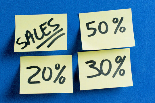 Nota adhesiva con inscripci&oacute;n rebajas 20%, 30% y 50%