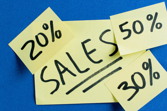 Nota adhesiva con inscripci&oacute;n rebajas 20%, 30% y 50%