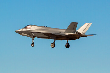 Avión stealth aterrizando