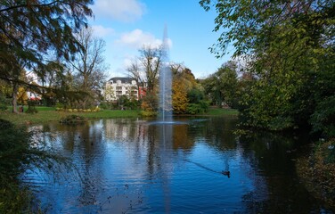 Couleurs d'automne et &oelig;uvre d'art au Jardin des Plantes de Nantes