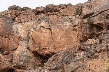 Grabado lineal sobre roca volcánica en el Barranco de Tinojay, Fuerteventura