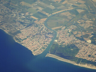 Foce del Fiume Volturno nel Mar Tirreno e insediamenti costieri 1072