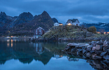Blaue Stunde auf den Lofoten in Norwegen